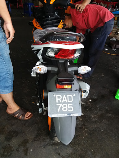 Lee Motor (Batu Enam)