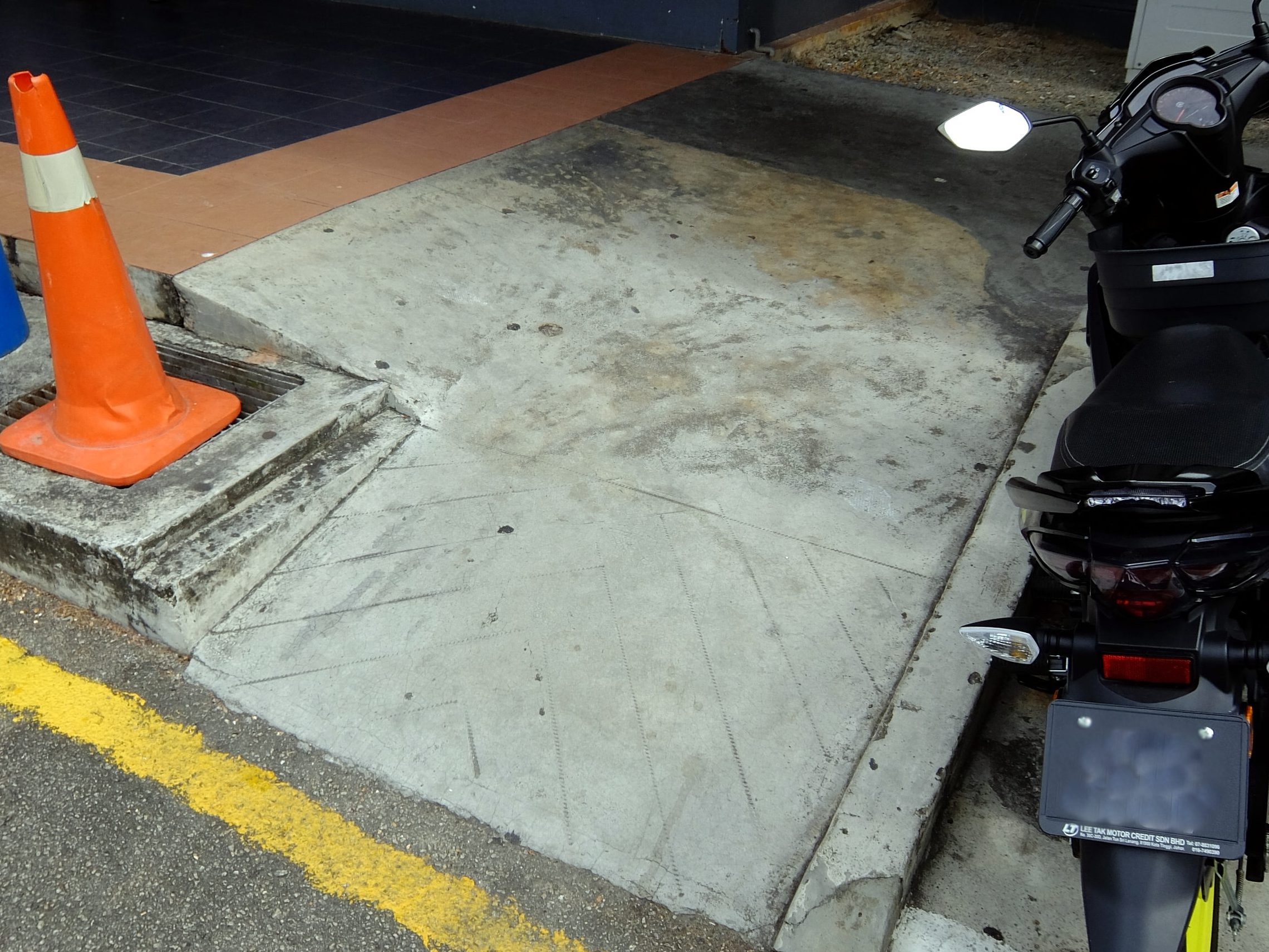 lee tak motor credit s b kota tinggi